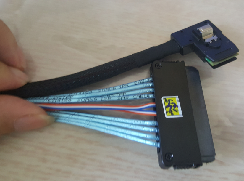 Dây cáp kết nối ServeRAID SFF-8484 SAS to SFF-8087 Mini SAS